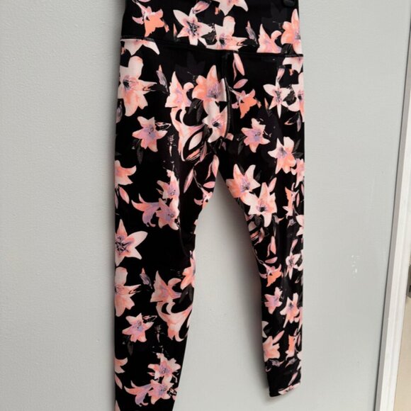 Women’s VS Capri Floral Workout Leggings NWOT - Picture 8 of 8
